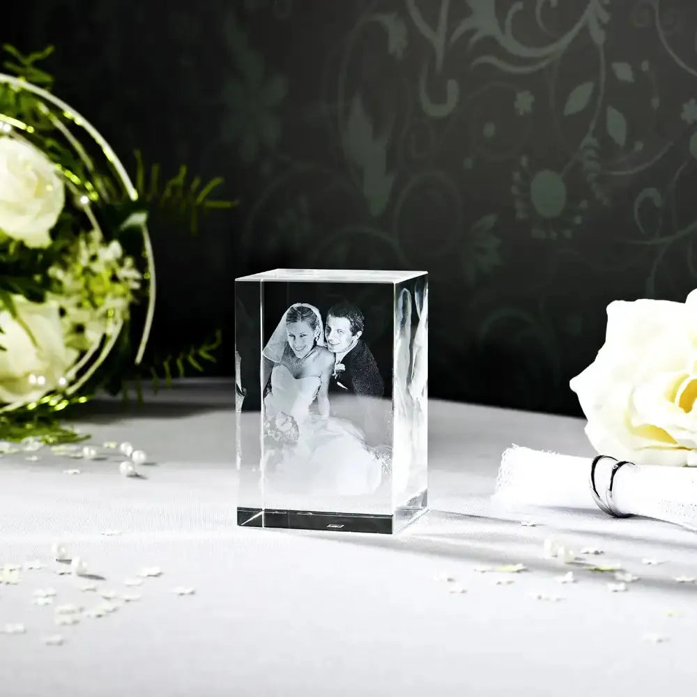 Bloc de Verre taille M Portrait - Gravure 3D d'un couple de mariés avec un bouquet de fleurs.