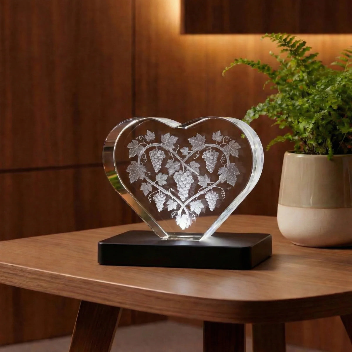 Cœur en verre gravé 3D avec motifs de grappes de raisin, sur socle, objet décoratif élégant