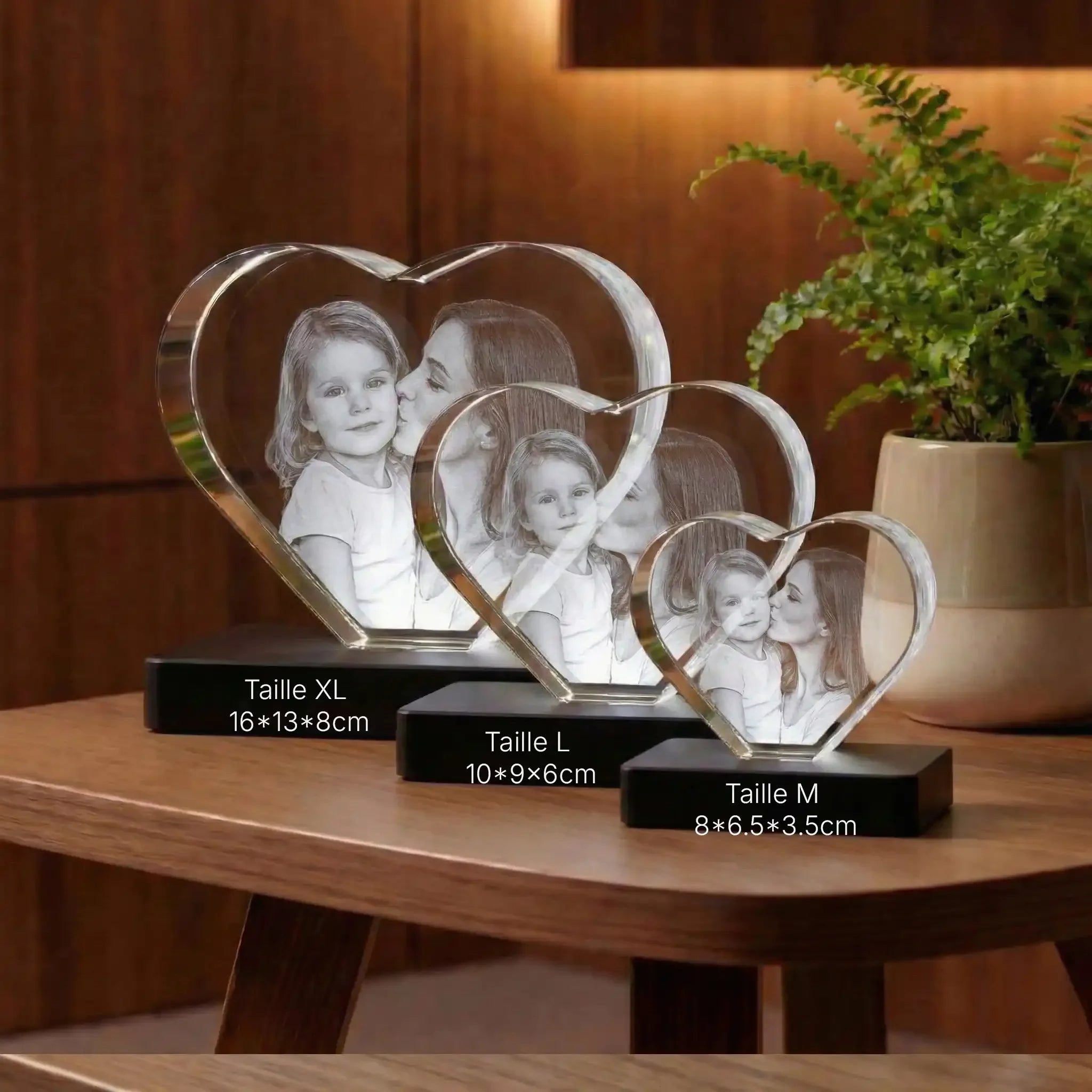 Cadeaux personnalisés en verre, photo gravée  en forme de cœur, trois tailles sur table