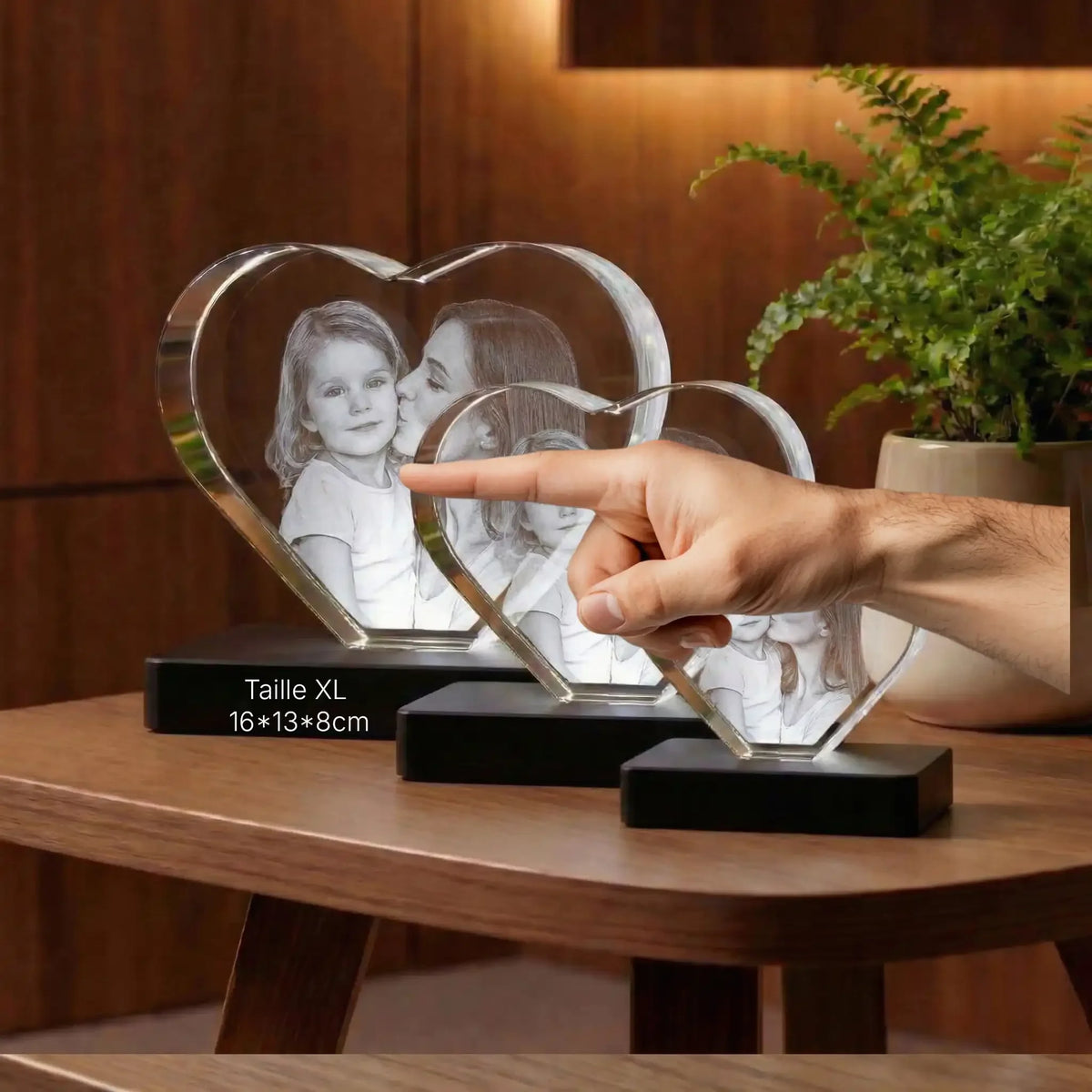 Cœur en verre personnalisé gravé photo, taille XL, posé sur une table en bois.