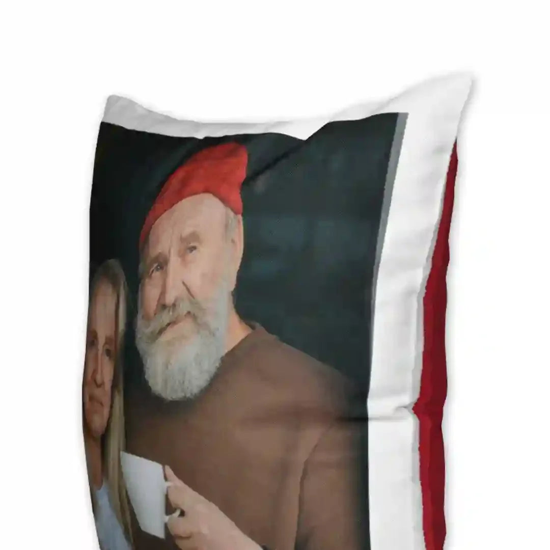 Coussin personnalisé avec photo imprimée, bordure rouge, idéal cadeau décoratif.