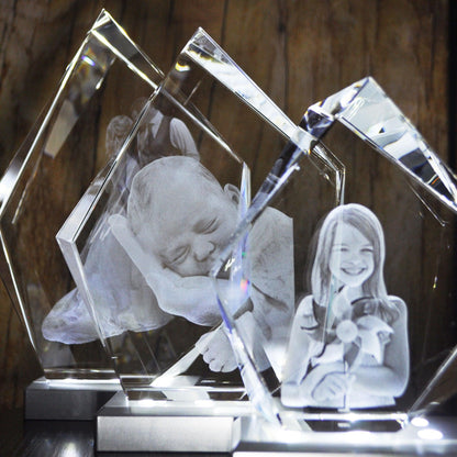 Photo des 3 dimensions de Bloc de Verre Alpin - Gravure Laser 3D avec différents sujets sur socles lumineux.