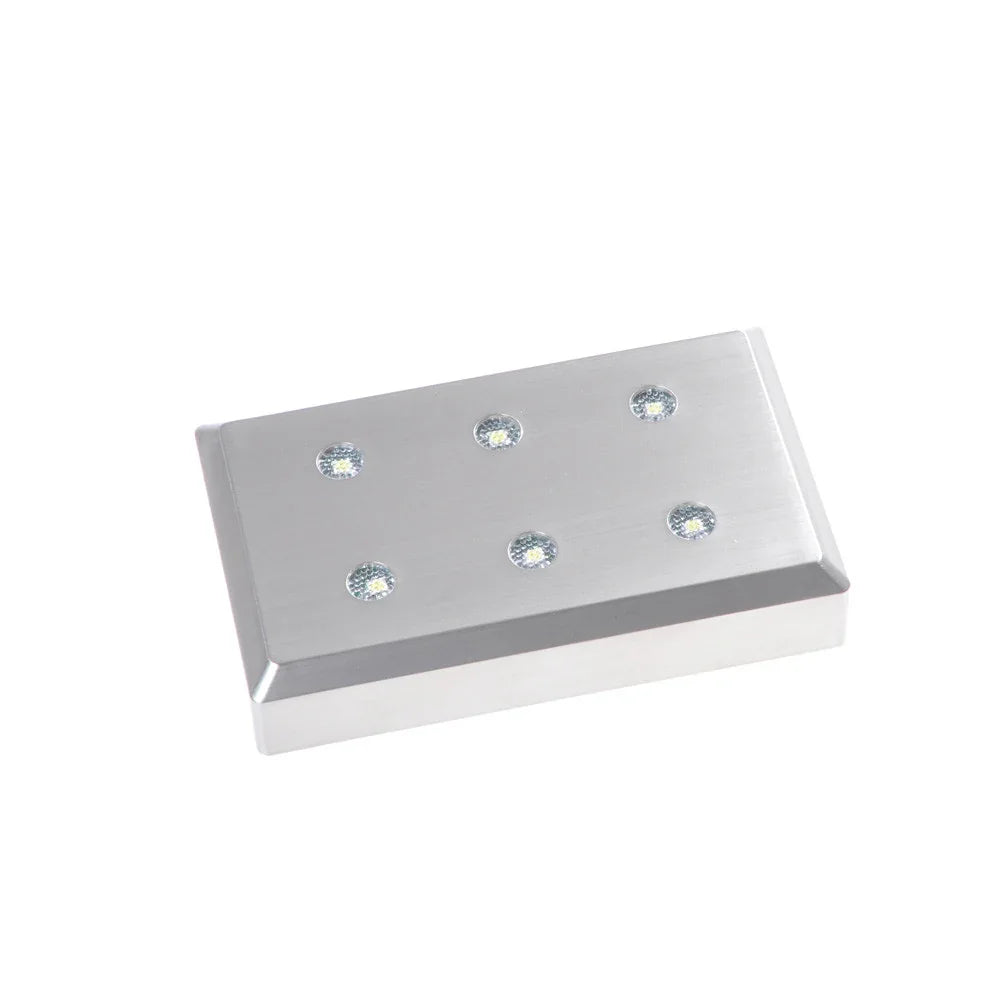Socle lumineux rectangulaire pour verre gravé, aluminium argenté avec six LED blanches