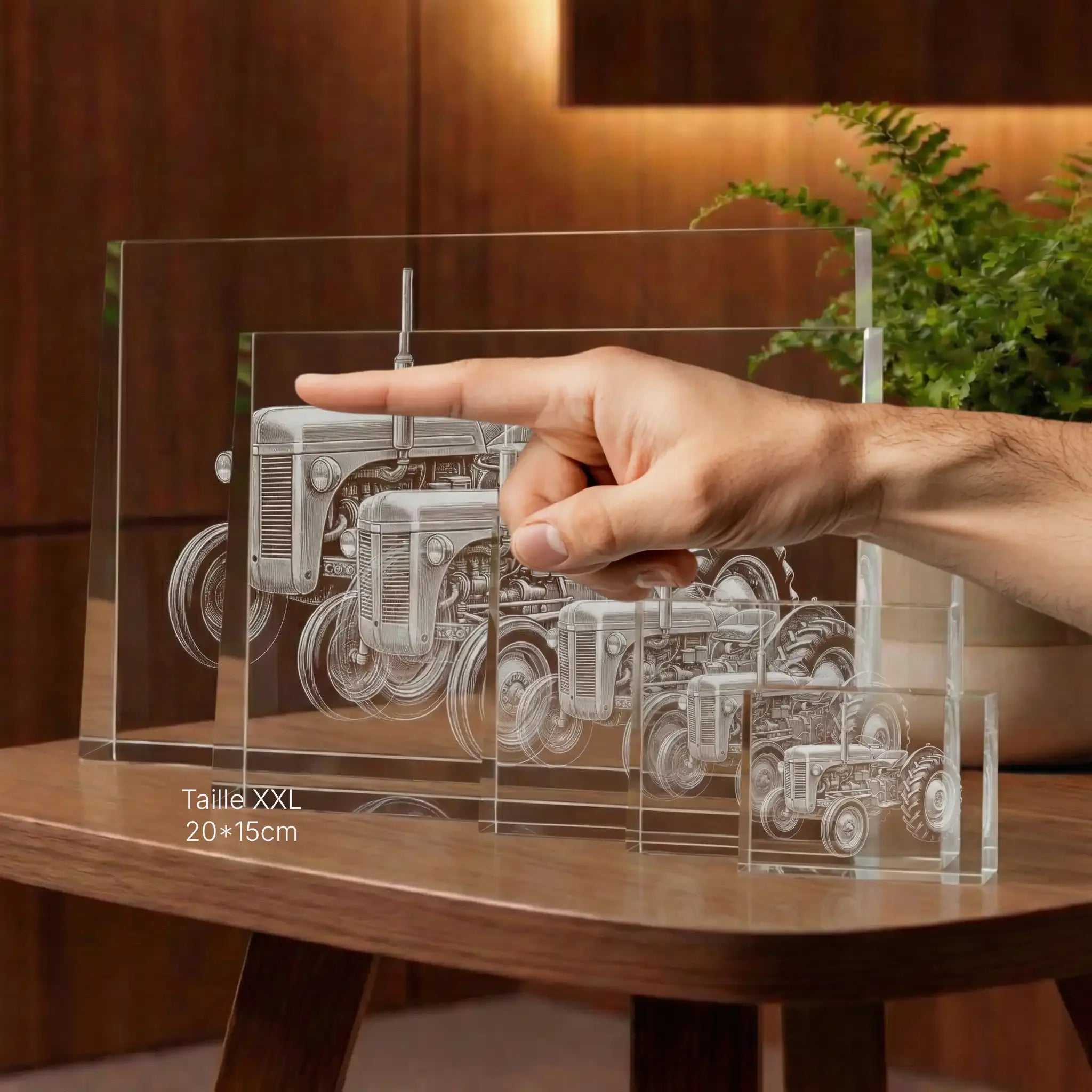 Plaque en verre gravée avec un tracteur, taille XXL, sur table en bois avec plante décorative