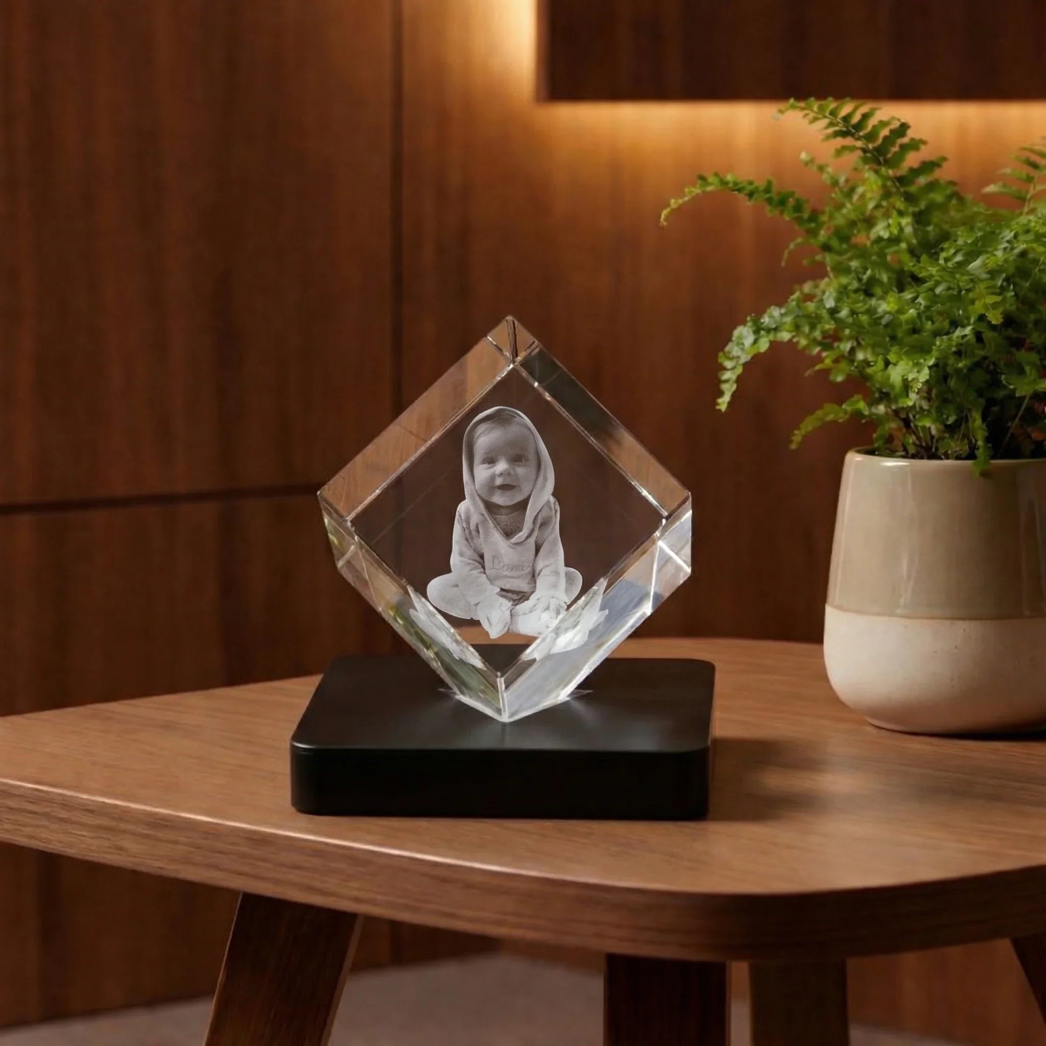 Photo gravée dans un cube en verre personnalisé, posé sur une table en bois moderne