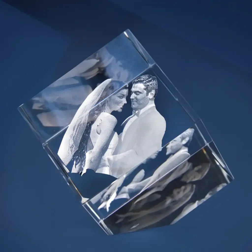 Statera L Bloc de Verre Gravé Laser 3D - Souvenir Élégant et Personnalisé