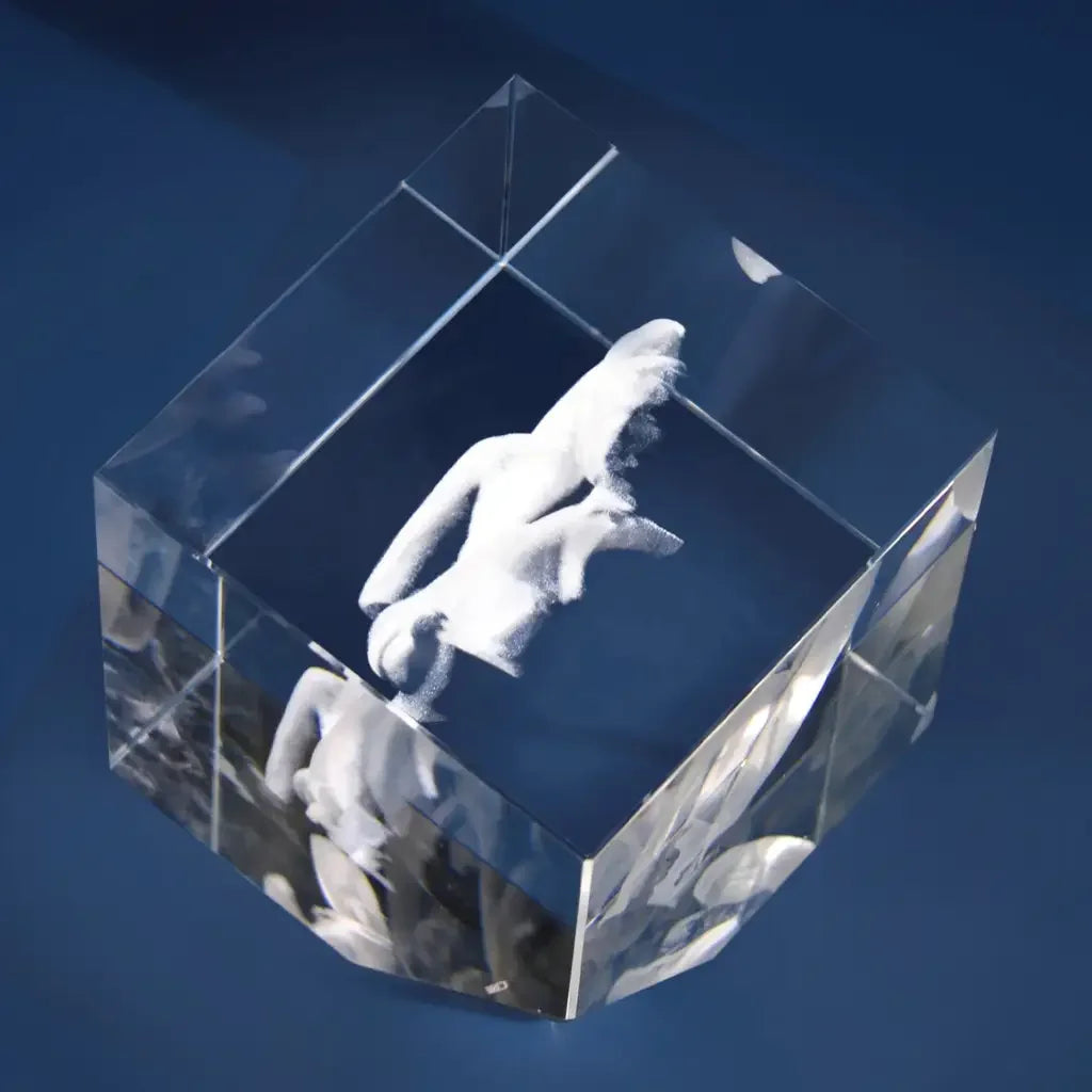 Statera L Bloc de Verre Gravé Laser 3D - Souvenir Élégant et Personnalisé