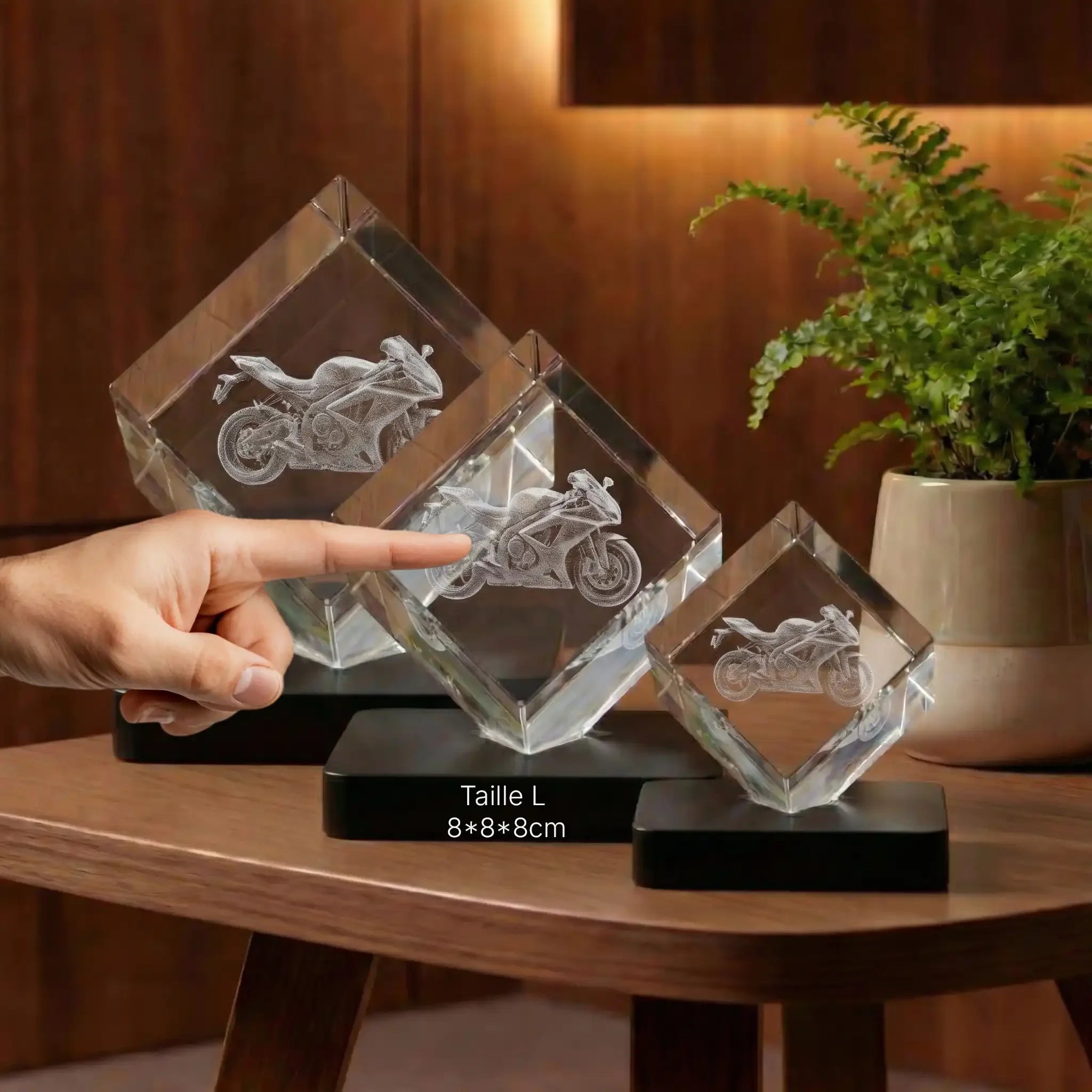 Cube en verre gravé moto, cadeau personnalisé, posé sur socle, taille L 8x8x8 cm