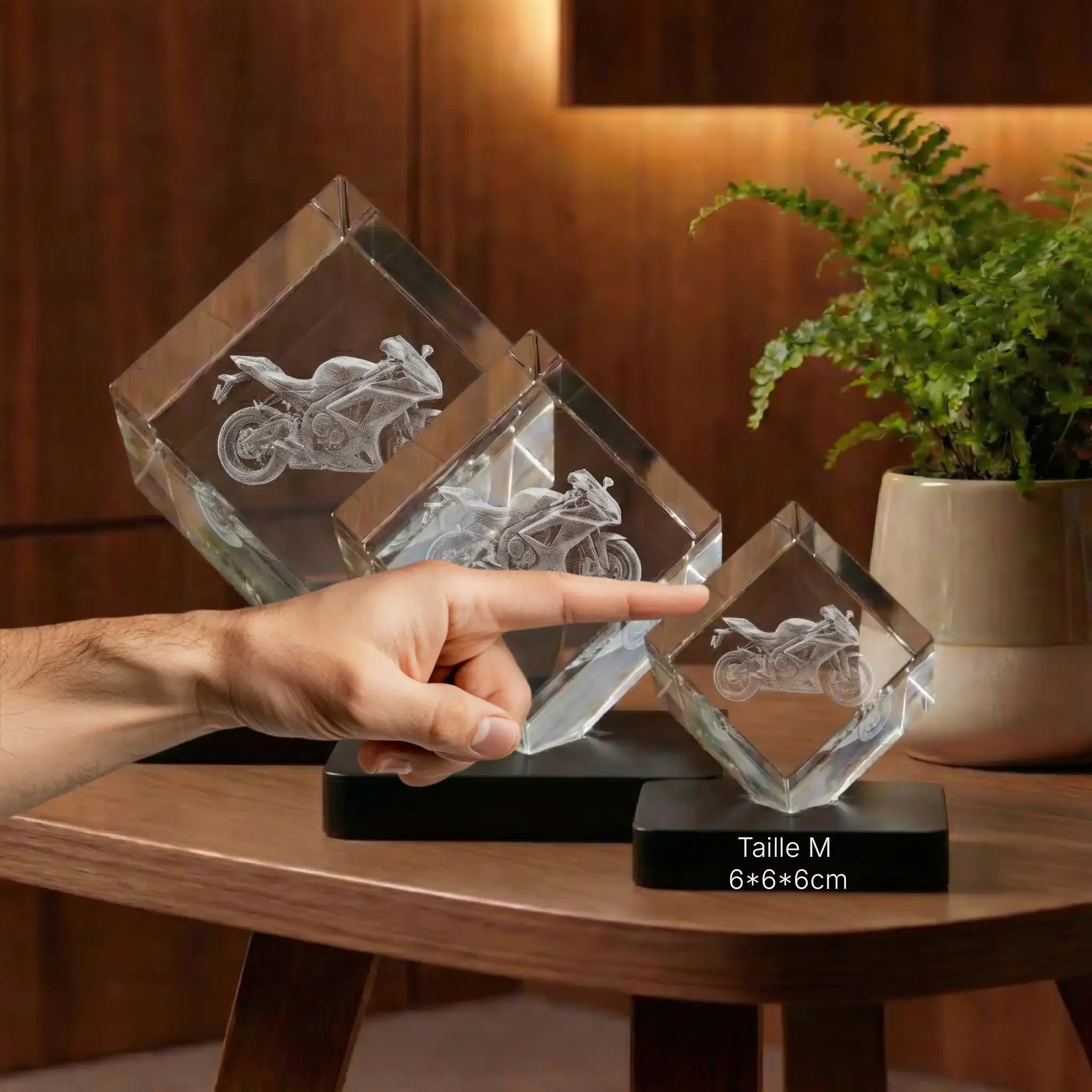 Cube en verre gravé 3D avec moto, cadeau personnalisé, taille M, design moderne sur table