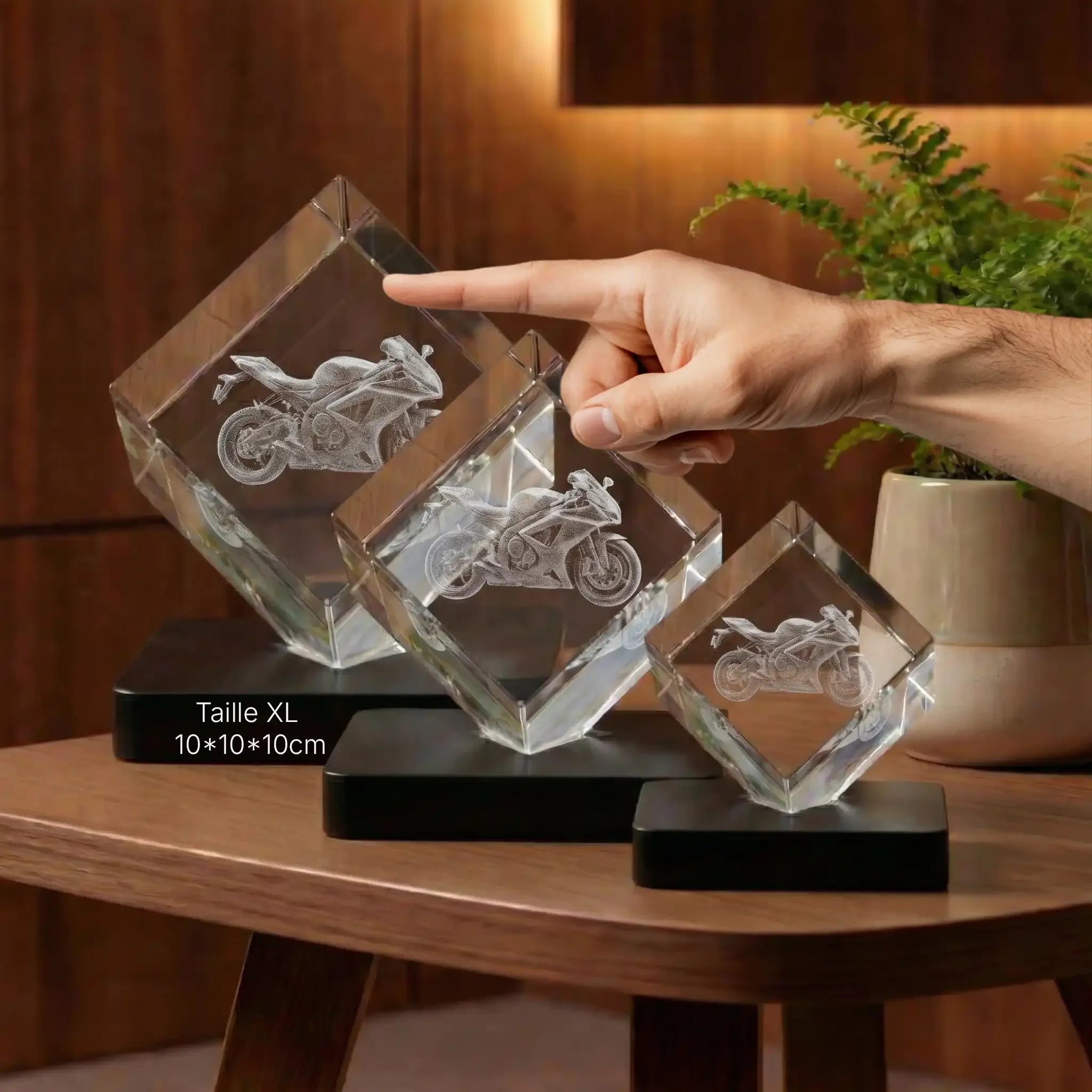 Cube en verre personnalisé XL avec moto gravée, cadeau original, sur socle en bois