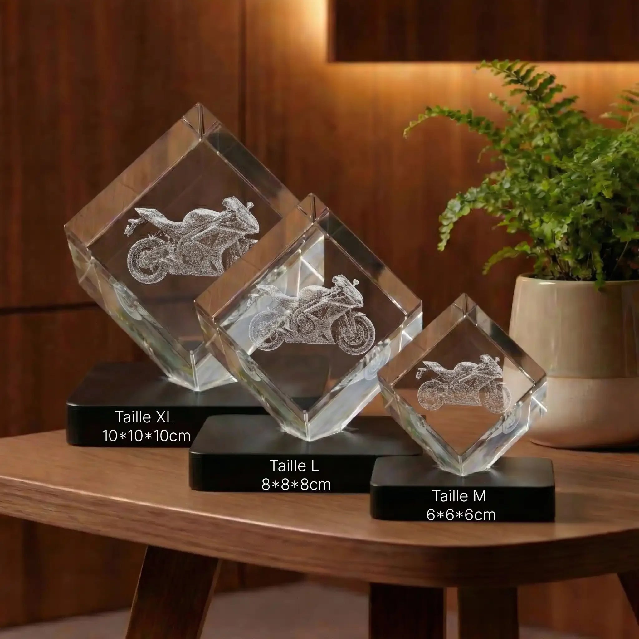 Cubes en verre gravés moto, trois tailles, posés sur table en bois, décoration moderne