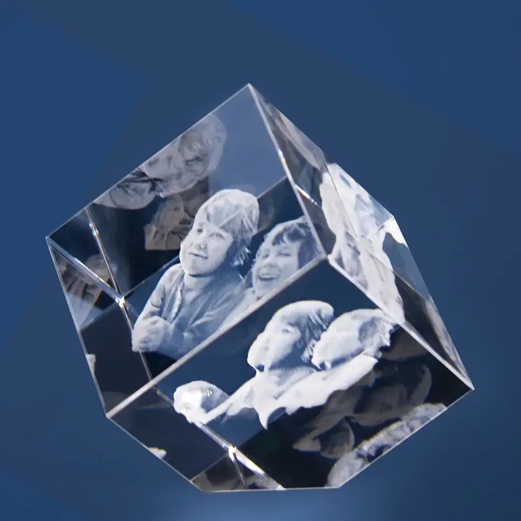 Statera M Bloc de Verre Gravé Laser 3D - Cadeau Raffiné et Personnalisé