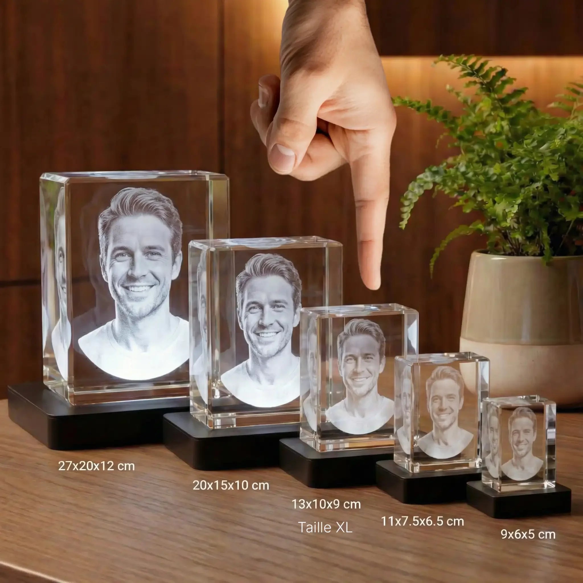 Prismes en verre personnalisés avec photo gravée, tailles XL à petit, posés sur une table.