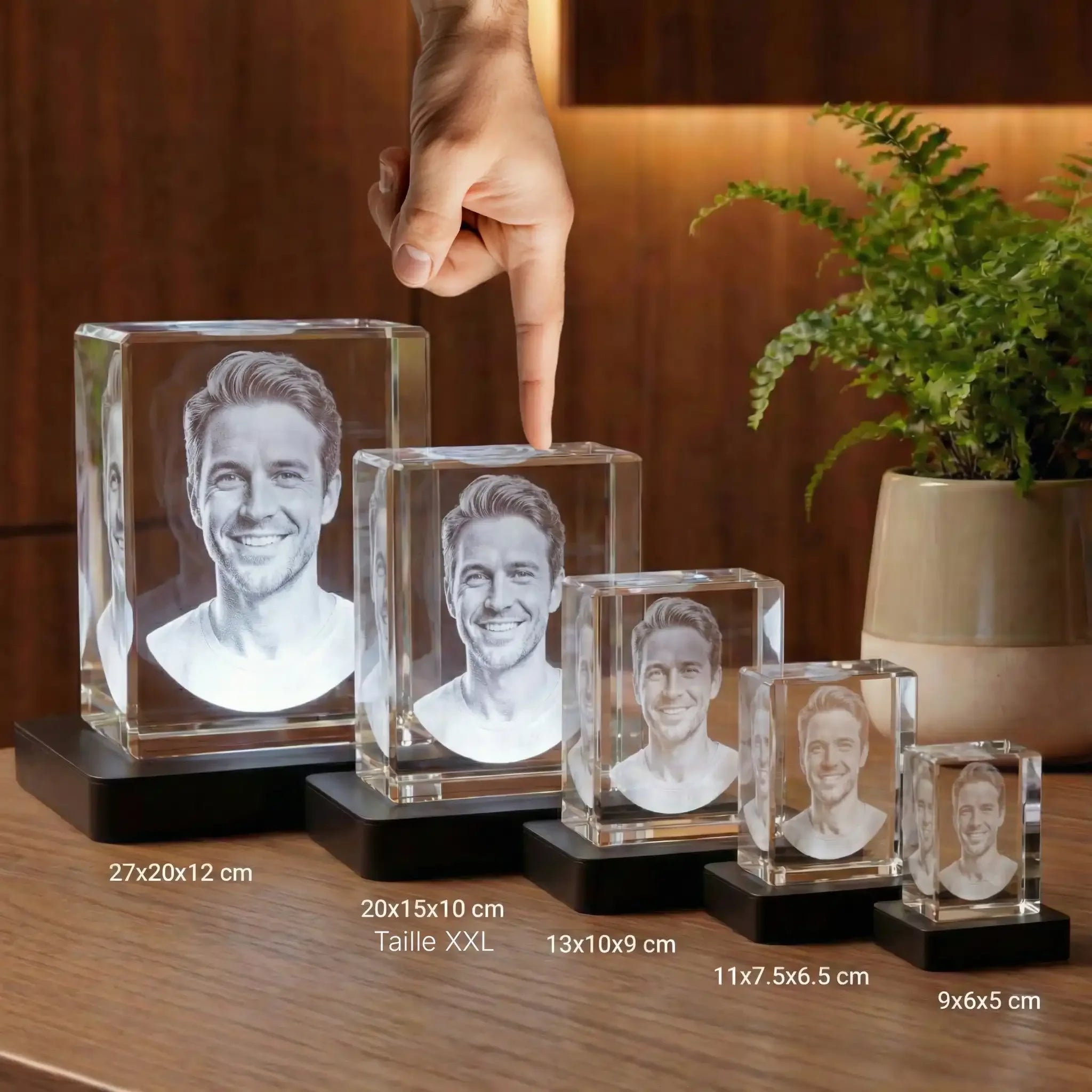 Taille XXL prisme en verre gravé photo personnalisée, présenté sur socle, décoration élégante