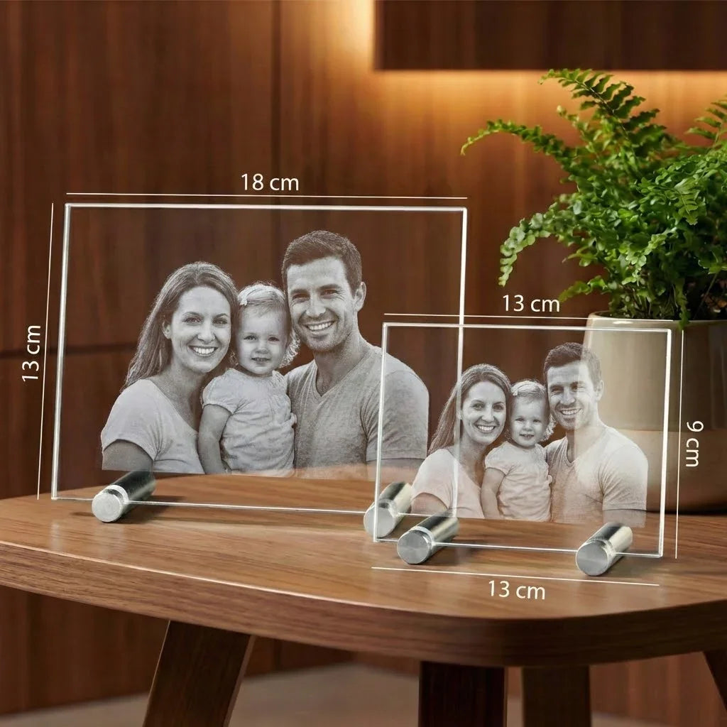 Photo de famille gravée sur verre personnalisable, deux formats, posée sur une table en bois.