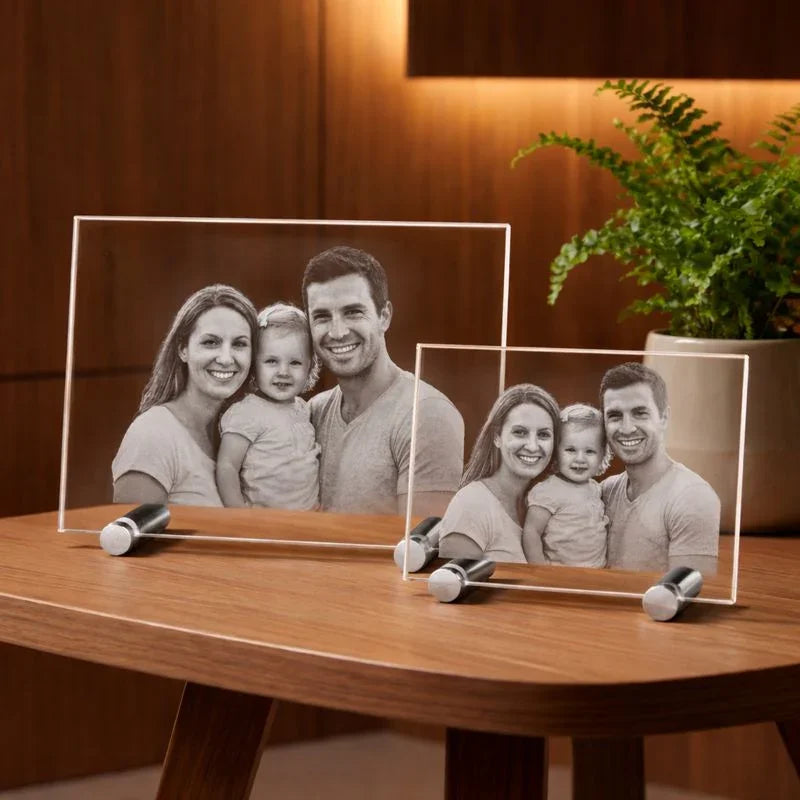 Photo gravée sur verre personnalisée représentant une famille souriante, posée sur une table en bois.