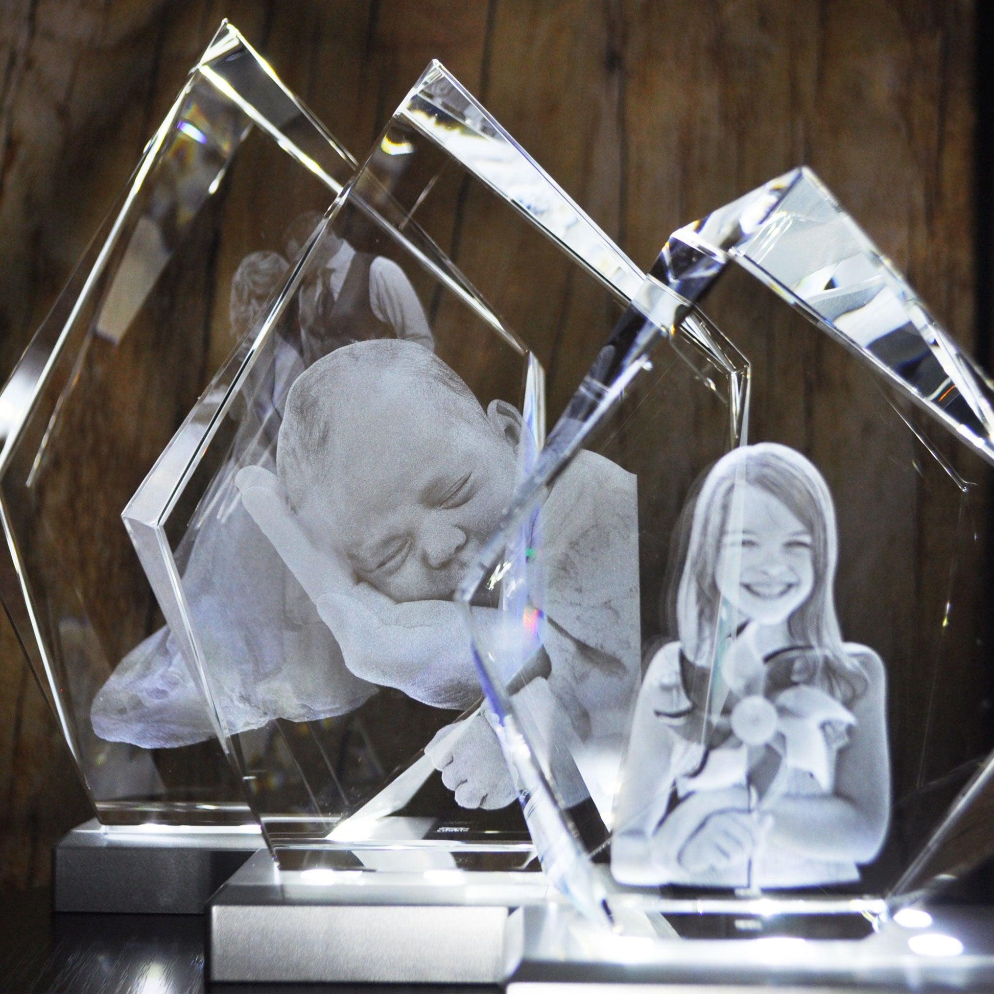 Photo des 3 tailles de Bloc de Verre Alpin - Gravure Laser 3D avec différents sujets sur socles lumineux.