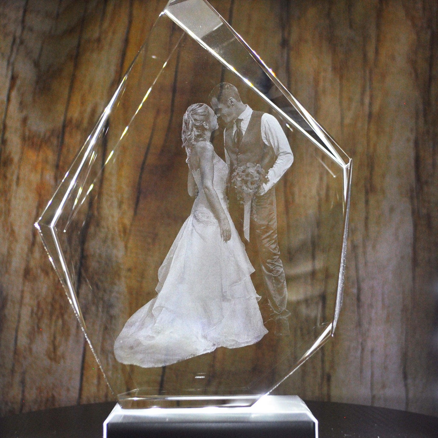 Bloc de Verre Alpin taille XL - Gravure Laser 3D d'un couple de mariés avec un bouquet de fleurs.