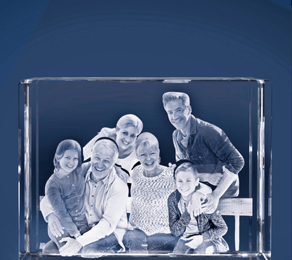 Bloc de Verre Géant Paysage - Gravure Laser 3D des grands-parents, parents et enfants sur un banc.