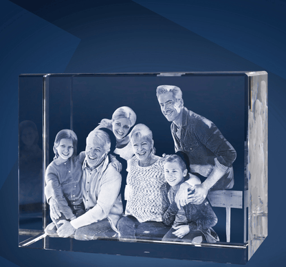 Bloc de Verre Géant Paysage - Gravure Laser 3D des grands-parents, parents et enfants sur un banc.