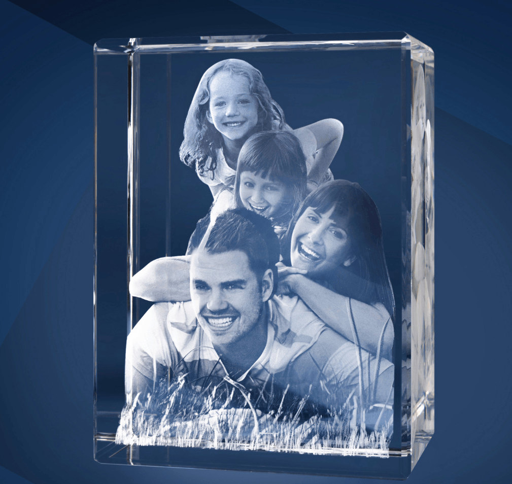 Bloc de Verre Géant Portrait - Gravure Laser 3D d'un couple avec deux enfants allongés dans l'herbe.