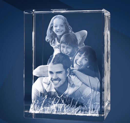 Bloc de Verre Géant Portrait - Gravure Laser 3D d'un couple avec deux enfants allongés dans l'herbe.