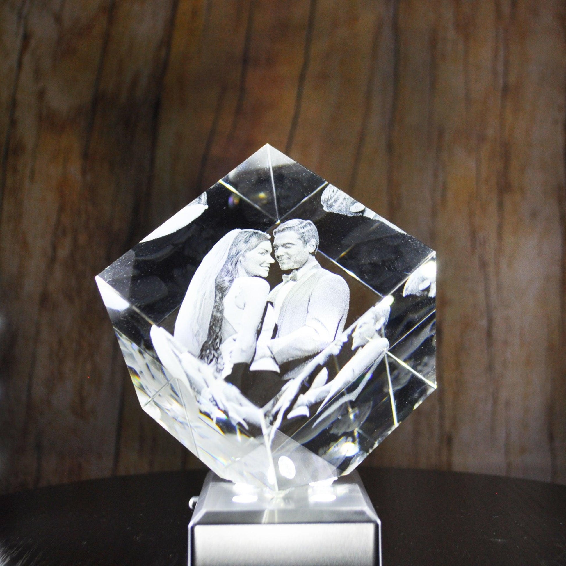 Photo du Bloc de Verre Statera taille L - Gravure Laser 3D d'un couple de mariés.