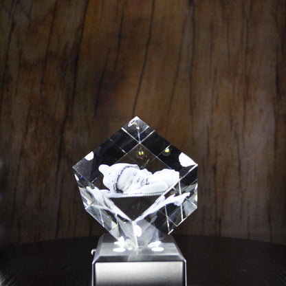 Bloc de Verre Statera taille M - Gravure Laser 3D d'un bébé qui dort.