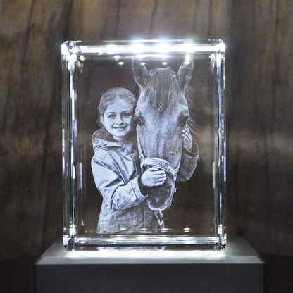 Bloc de Verre taille XL Portrait - Gravure 3D d'une enfant avec son cheval.