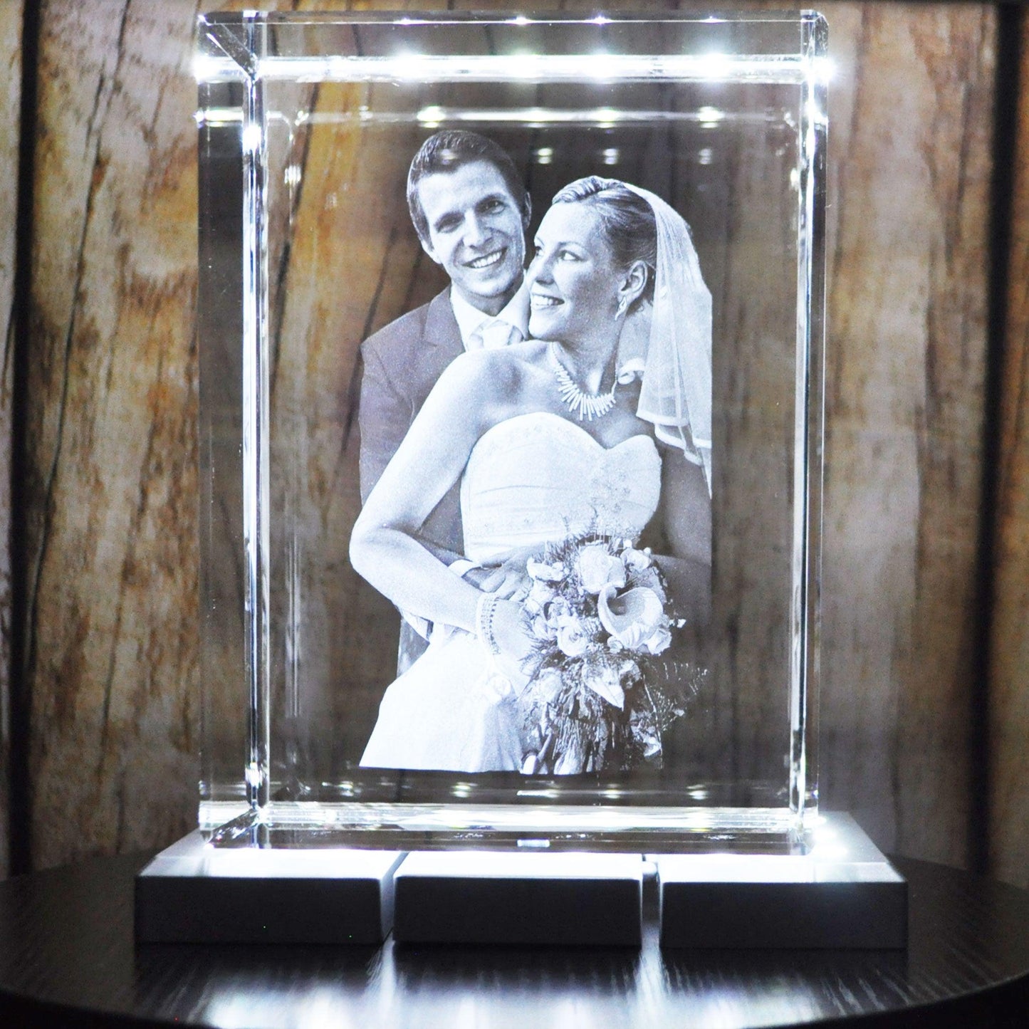 Bloc de Verre XXL Portrait - Gravure Laser 3D d'un couple de mariés avec un bouquet de fleurs.