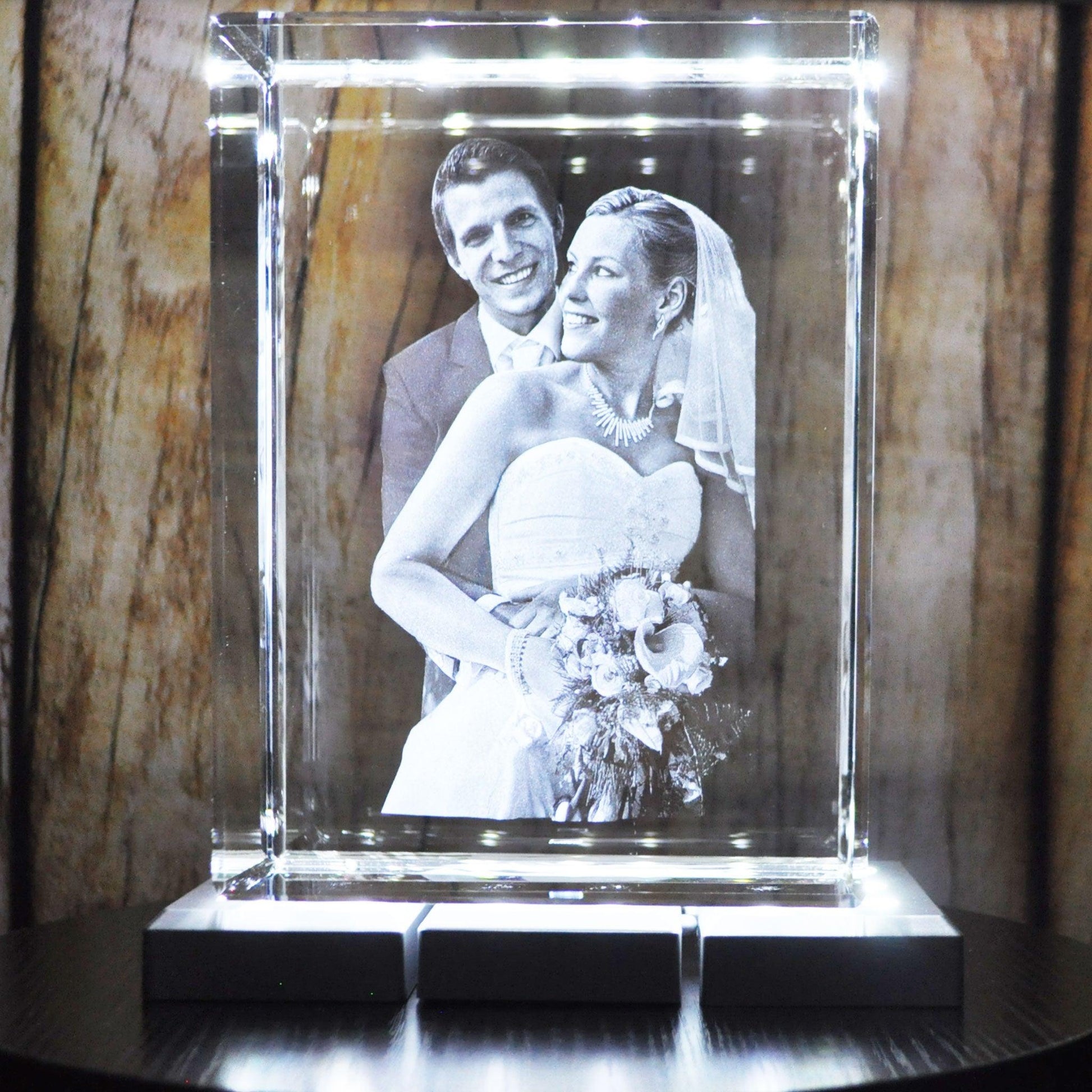Bloc de Verre XXL Portrait - Gravure Laser 3D d'un couple de mariés avec un bouquet de fleurs.