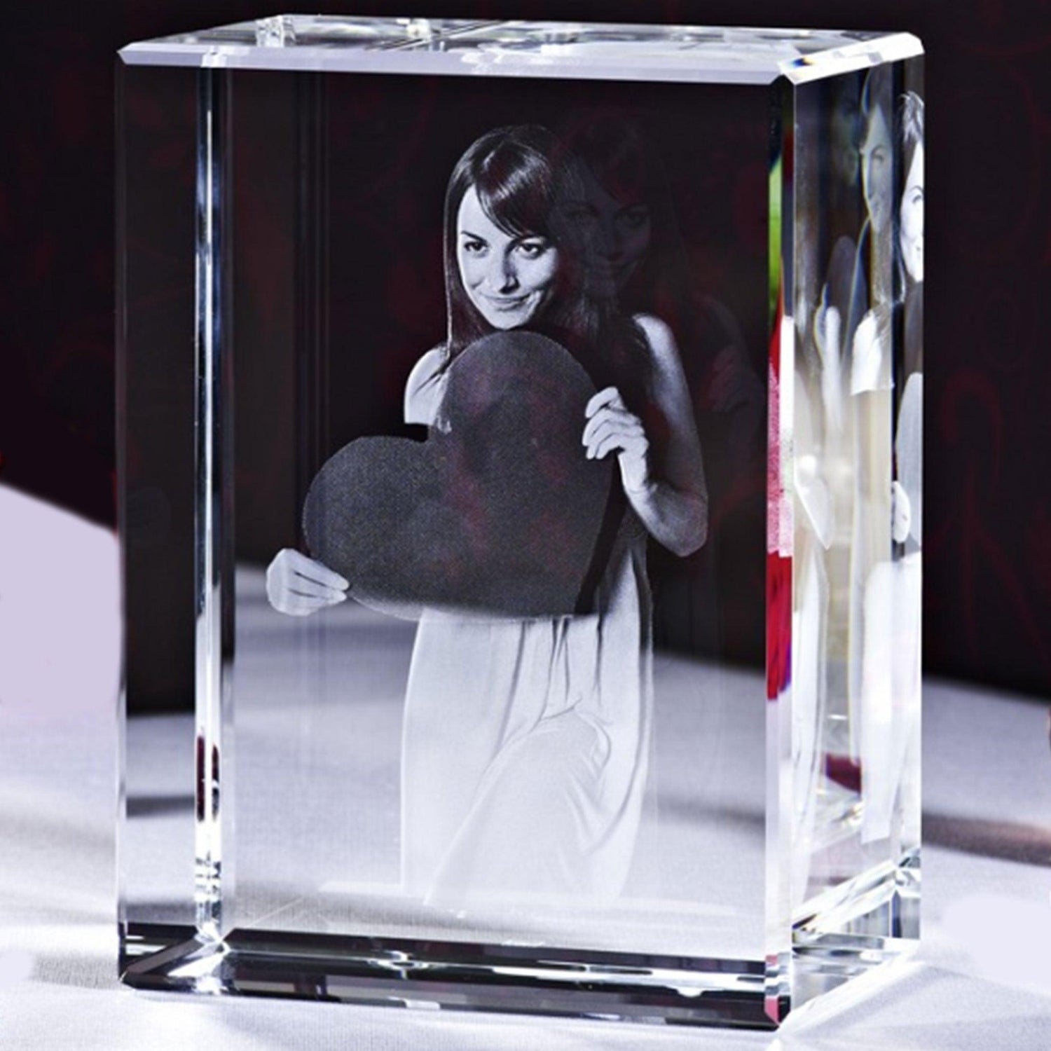 Bloc de Verre XXL Portrait - Gravure Laser 3D d'une femme avec un cœur dans les mains.