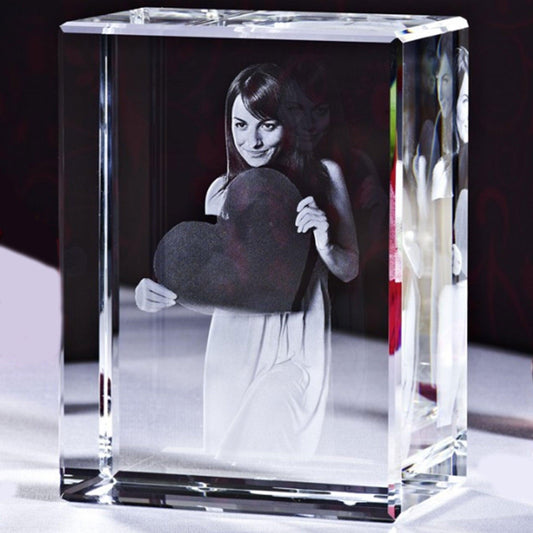 Bloc de Verre XXL Portrait - Gravure Laser 3D d'une femme avec un cœur dans les mains.