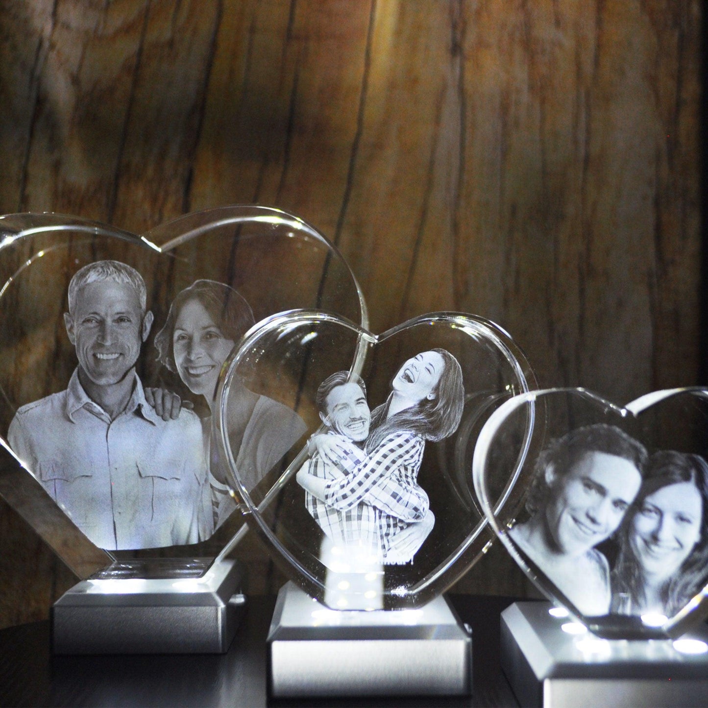 Photo des 3 dimensions de Cœurs en Verre avec Gravure Laser 3D de différents sujets.