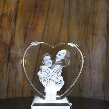 Cœur en Verre taille L avec Gravure Laser 3D d'un couple s'enlaçant.