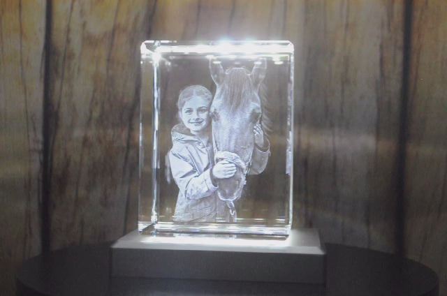 Vidéo Bloc de verre XL avec gravure laser en 3D d'un paysage, idéal pour un cadeau unique et élégant.