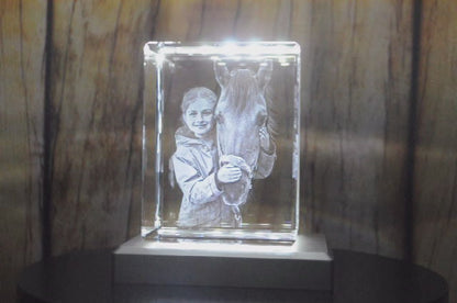 Vidéo Bloc de verre XL avec gravure laser en 3D d'un paysage, idéal pour un cadeau unique et élégant.