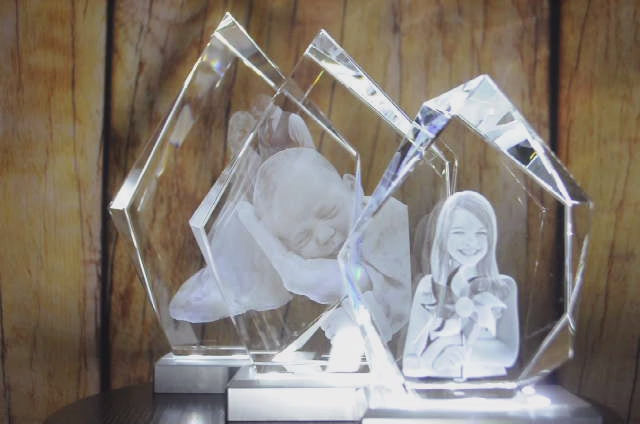 Vidéo des 3 tailles de Bloc de Verre Alpin - Gravure Laser 3D avec différents sujets sur socles lumineux.