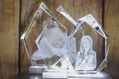 Vidéo des 3 tailles de Bloc de Verre Alpin - Gravure Laser 3D avec différents sujets sur socles lumineux.