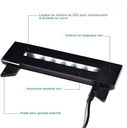 Détails Socle lumineux à LEDs Polaris 80, conçu pour éclairer un verre gravé en 2D avec précision et élégance.